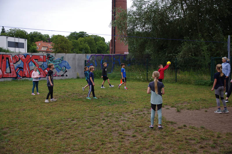 Ball über die Schnur